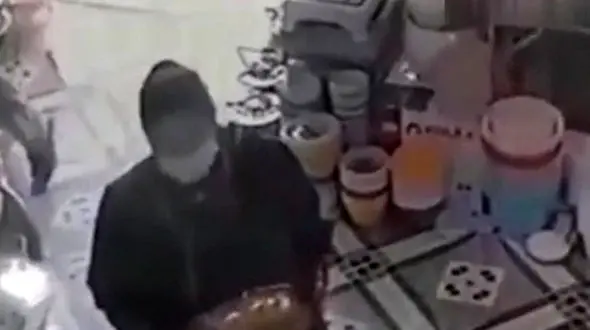  فیلم لحظه سرقت قابلمه مسی توسط یک زن