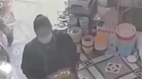  فیلم لحظه سرقت قابلمه مسی توسط یک زن