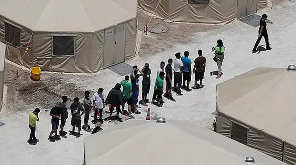 ترامپ  نوزاد یک ساله  با شیشه شیر را محاکمه کرد!+عکس