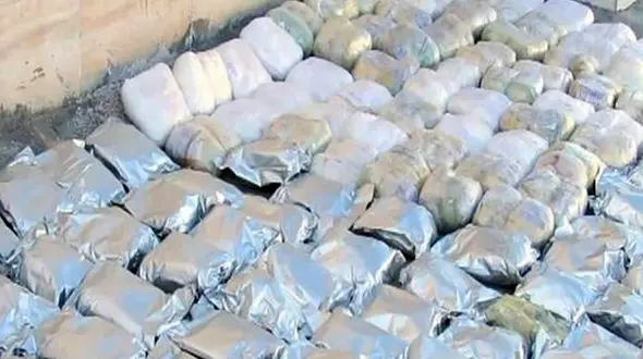 این پراید محموله 30 کیلویی شیشه داشت / قاچاقچیان رکب خوردند