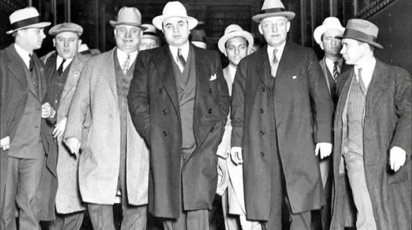 حقایقی عجیب از زندگی اسطوره تبهکاران/ جنایتکار همه فن‌حریفی که در بیمارستان روانی مُرد + تصاویر 