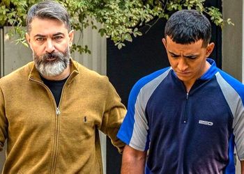 تیپ و چهره بامزه «پارسا پیروزفر» در 6 سالگی و سال 57 با روپوش مدرسه