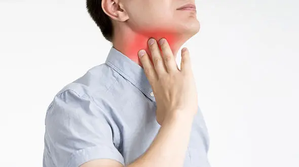 چه زمانی برای درد و سوزش گلو و سینه به پزشک مراجعه کنیم؟! / راه های خانگی درمان گلودرد