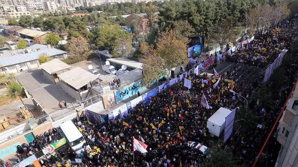 راهپیمایی با شکوه ۱۳ آبان در سراسر ایران با شعار "هیهات من‌الذله"/ طنین "مرگ بر آمریکا" در سراسر کشور شنیده شد + فیلم و عکس