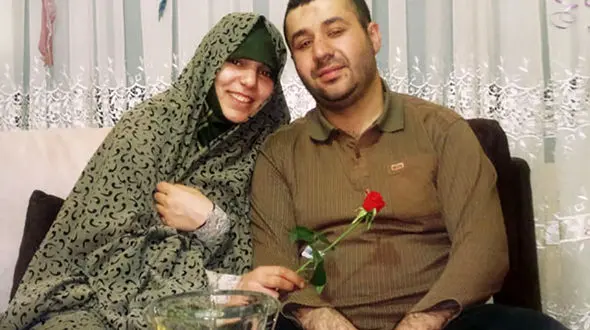 همسر شهید مهدی نوروزی از رفتارها و زخم زبان های تلخ مردم غمگین است+تصاویر
