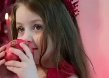 آواز قدیمی؛ دختر کوچولو با لباس قرمز عین یاقوت میدرخشه و با آهنگ سنتی چه ادایی میاد