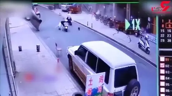 صحنه‌ای وحشتناک از برخورد یک شیء در حال پرواز به موتورسوار + فیلم