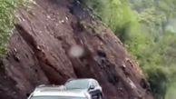 ببینید / عبور معجزه‌آسای چند خودرو از کنار کوه در حال ریزش! + فیلم
