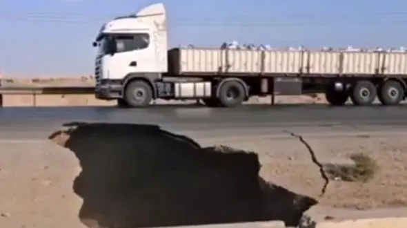 تصاویر فرونشست عجیب و وحشتناک یک کمربندی یزد + فیلم