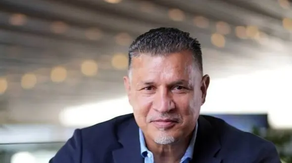 تصویر پُربازدید از علی دایی در کنار ماشین زیبا و لوکسش با صندلی های قرمز/ مردمی بودن اسطوره در عین ثروتمند بودن