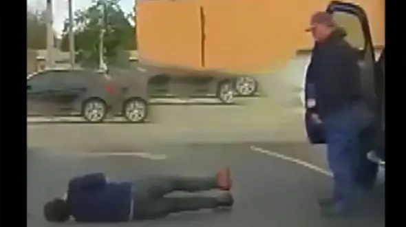 ببینید / مشت آهنین یک راننده سارق ناشی را از پای درآورد ! + فیلم