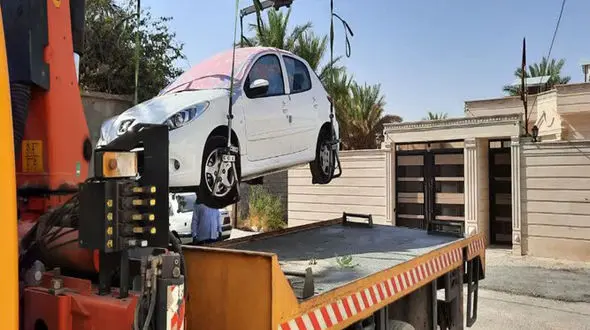 انتقال خودروهای رها شده شهر مهران به پارکینگ انتظام 