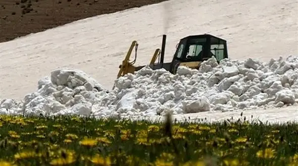 برف‌ روبی در اوج گرمای تابستان + تصاویر