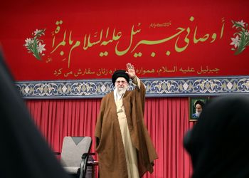 فیلم/ لباس، طلا، آرایش؛ رقابت بی‌وقفه زنانه!/ انتقاد رهبر انقلاب از چشم‌و‌هم‌چشمی‌ها در عروسی‌ و مهمانی‌ها