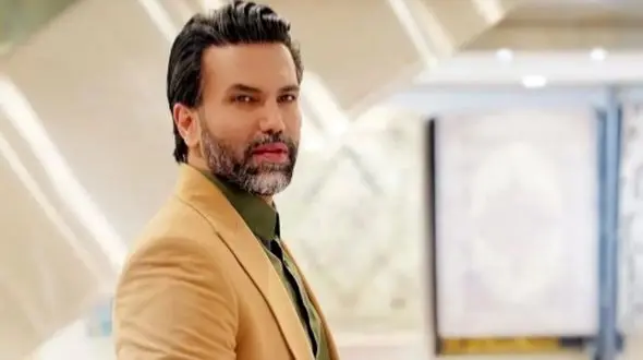 علیرضا نیکبخت و همسرش در ماشین لاکچریشان