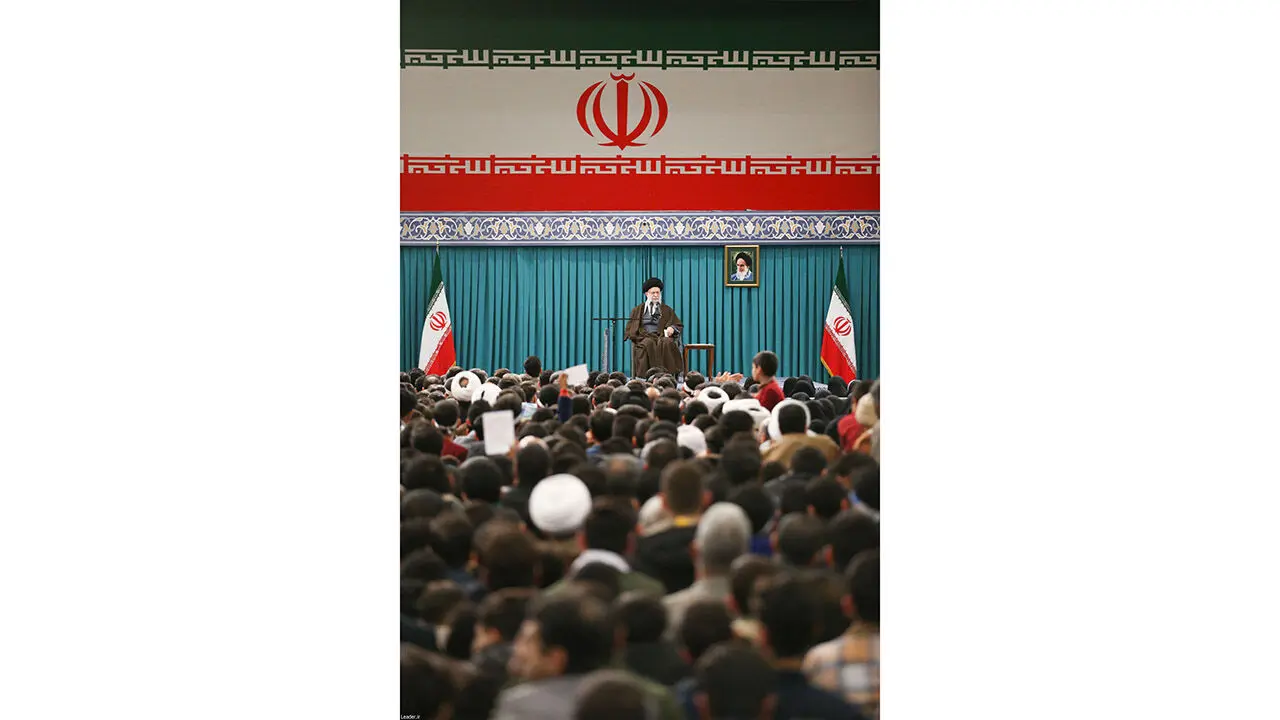 دیدار جمعی از رأی اولی‌ها و خانواده‌های شهدا با رهبر انقلاب حضرت آیت الله العظمی سید علی خامنه ای 1402/12/9