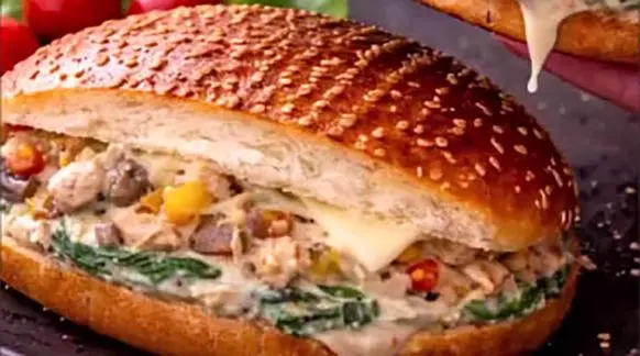 ساندویچ پرسی مرغِ کرمی با سس اسفناج / فیلم