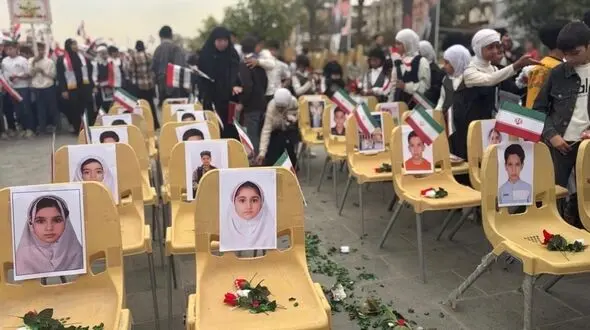 تصویر همدردی دانش‌آموزان عراقی با خانواده‌های داغدار مدرسه میناب