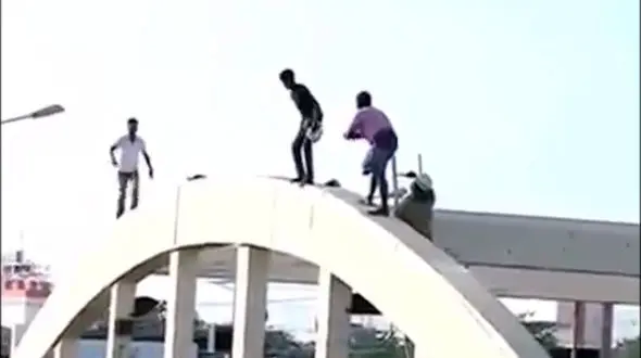 فیلم لحظه خودکشی عجیب یک نوجوان از روی پل  +فیلم 