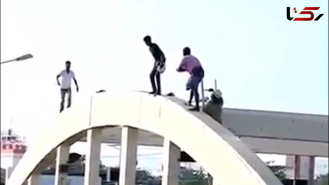 فیلم لحظه خودکشی عجیب یک نوجوان از روی پل  +فیلم 