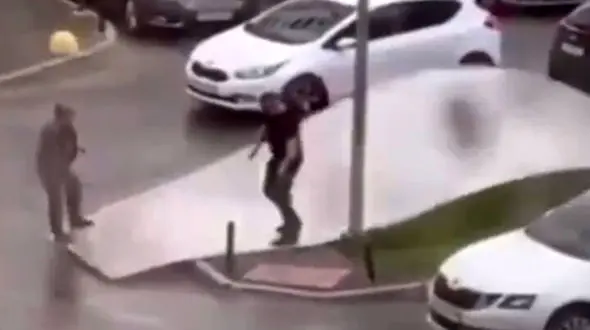 بلایی که طوفان بر سر عابرپیاده بدشانس آورد + فیلم وحشتناک