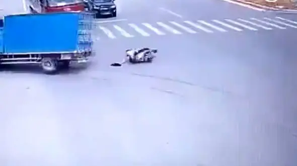 موتورسوار خوش شانس پس از برخورد با دو کامیون سالم ماند!+ فیلم