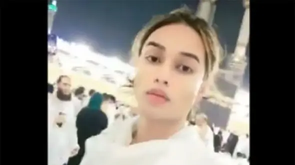 ببینید / حضور مردی با چهره زنانه در خانه خدا جنجالی شد