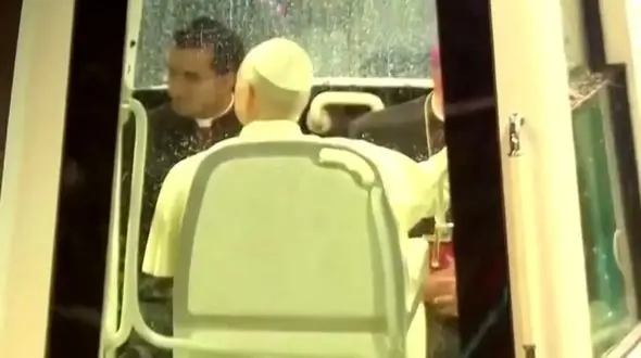 رقص لبنانی‌ها زیر باران سیل‌آسا؛ روز تاریخی در استقبال از پاپ + فیلم