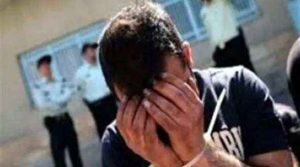 محاصره شرور قلعه گنج در خانه اش