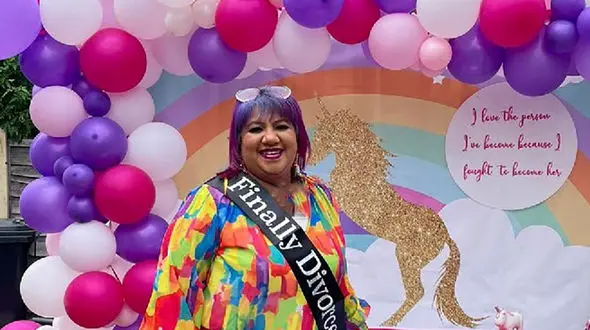 برپایی جشن طلاق برای پایان دادن به بیش از یک دهه زندگی!