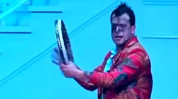 فیلم آوازخوانی روزبه حصاری / زد سیم آخر آهنگ من زن میگیرم رو رقص کنان خوند / فقط نگار جواهریان