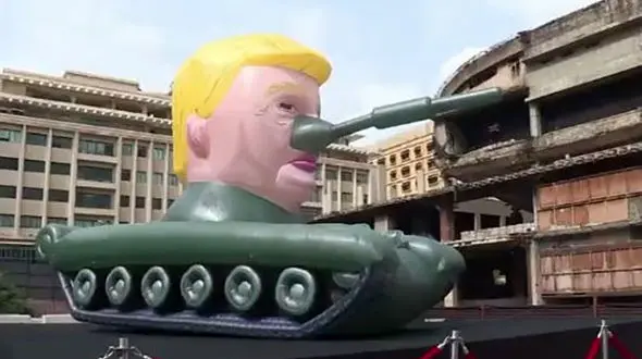 رونمایی از تانک ترامپ در بیروت + عکس