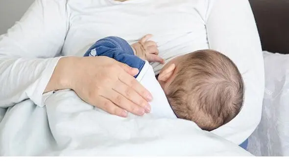 در هزار روز طلایی کودک چه اتفاقاتی می افتد؟ / رژیم شیردهی چیست؟ + جدول