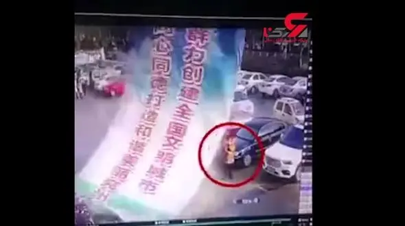 سقوط یک بنر تبلیغاتی بر سر زن بیچاره + فیلم