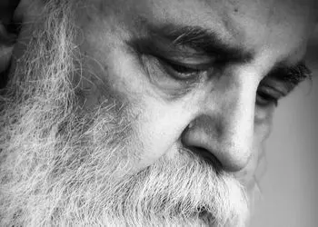 شعرخوانی زیبا و جگرسوز هوشنگ ابتهاج با صدای بهشتی خودش: ارغوان،شاخه همخون جدا مانده من آسمان تو چه رنگ است امروز؟+فیلم