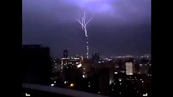 جدیدترین فیلم لحظه برخورد صاعقه با برج میلاد تهران