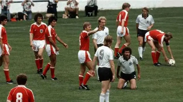 شرم آورترین بازی تاریخ جام جهانی فوتبال +عکس