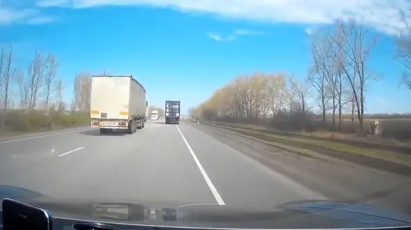 جولان نفسگیر راننده تریلی خواب آلود در جاده و...+ فیلم