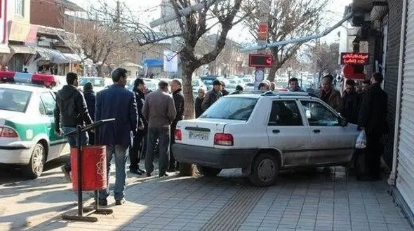 کودک بازیگوش خلخالی با پراید مادرش به جواهرفروشی کوبید+عکس