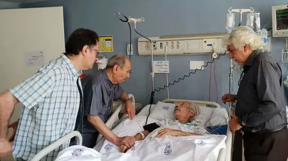 علی نصیریان بر بالین جمشید مشایخی در بیمارستان +عکس