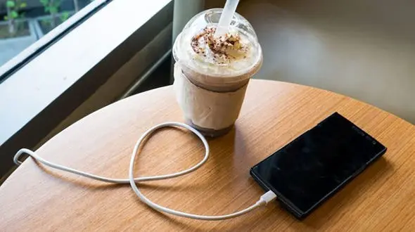 شارژ تلفن همراه در کدام مکان ها خطرناک است؟