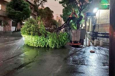 طوفان و رعد و برق در تهران همچنان ادامه دارد 