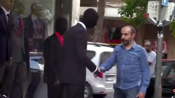 دوربین مخفی از واکنش های مردم در برابر دو مانکن  + فیلم