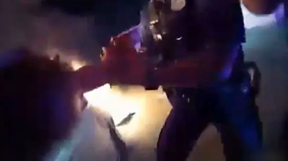 ببینید / جدال با شعله ها برای نجات راننده از داخل خودرو ! 