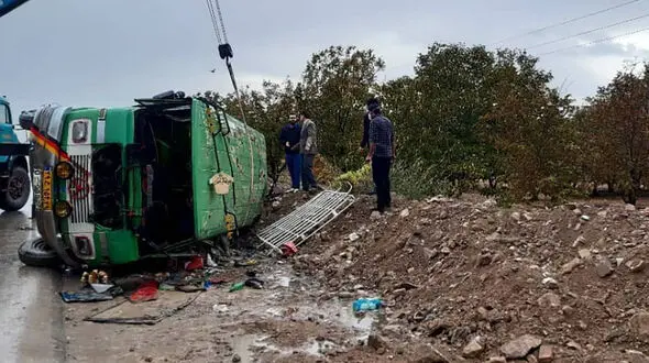فیلم لحظه واژگونی خونین مینی بوس / 6 صبح دلهره آور در کرمانشاه