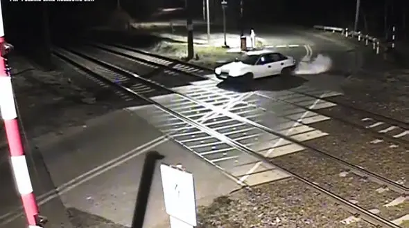 لحظه تصادف وحشتناک قطار با خودروی راننده ناشی روی ریل +فیلم