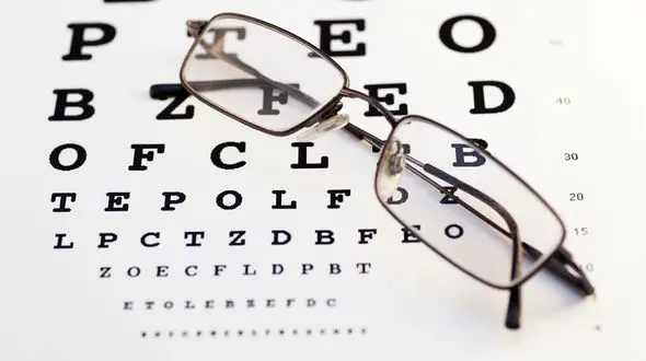 نزدن عینک موجب تغییر شماره چشم می‌شود؟