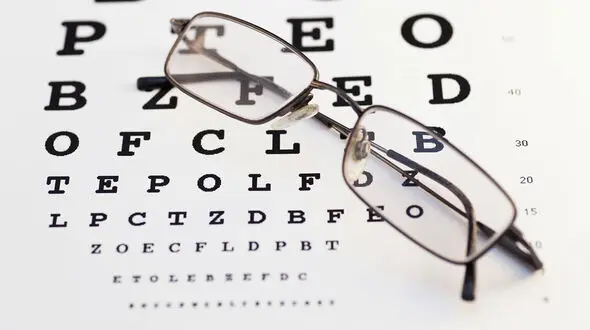 نزدن عینک موجب تغییر شماره چشم می‌شود؟