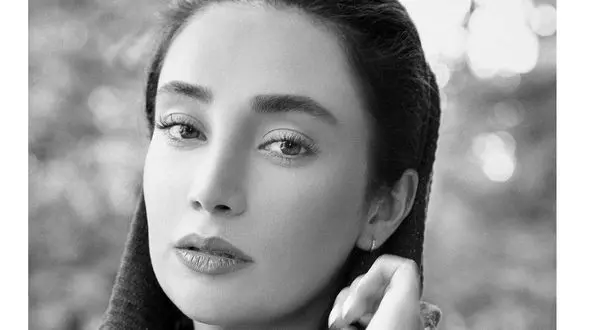 ژست عجیب بهاره افشاری با چکمه های آنچنانی / خانم بازیگر بر تخت سلطنتی نشست + عکس 