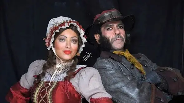 حضور «علیرضا قربانی» در پشت صحنه نمایش اولیور توئیست +عکس یادگاری با بهنوش طباطبایی 